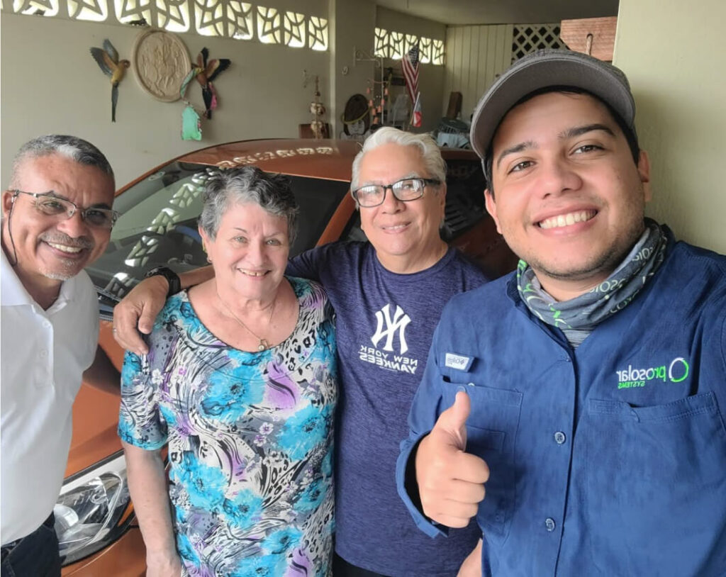 Clientes recibiendo orientación sobre su sistema solar