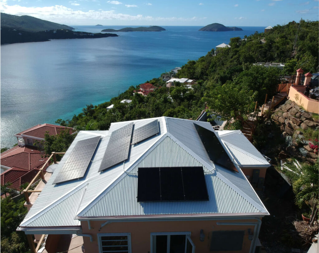 Paneles solares en techo residencial