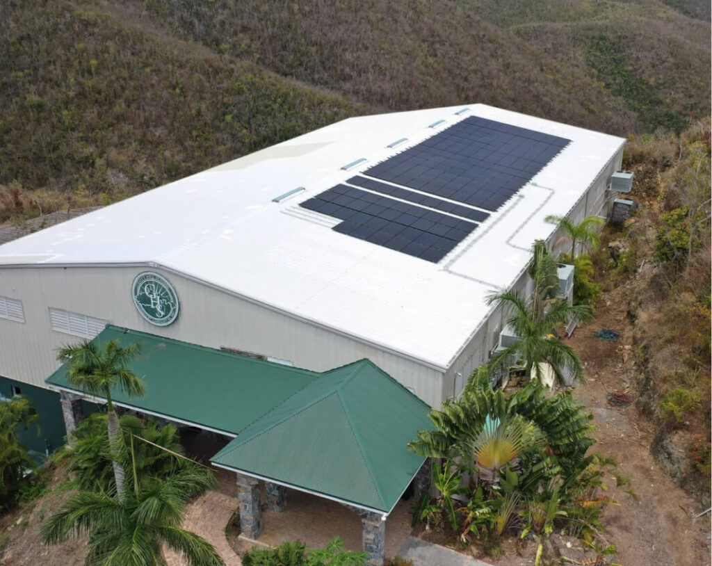 Paneles solares en proyecto comercial